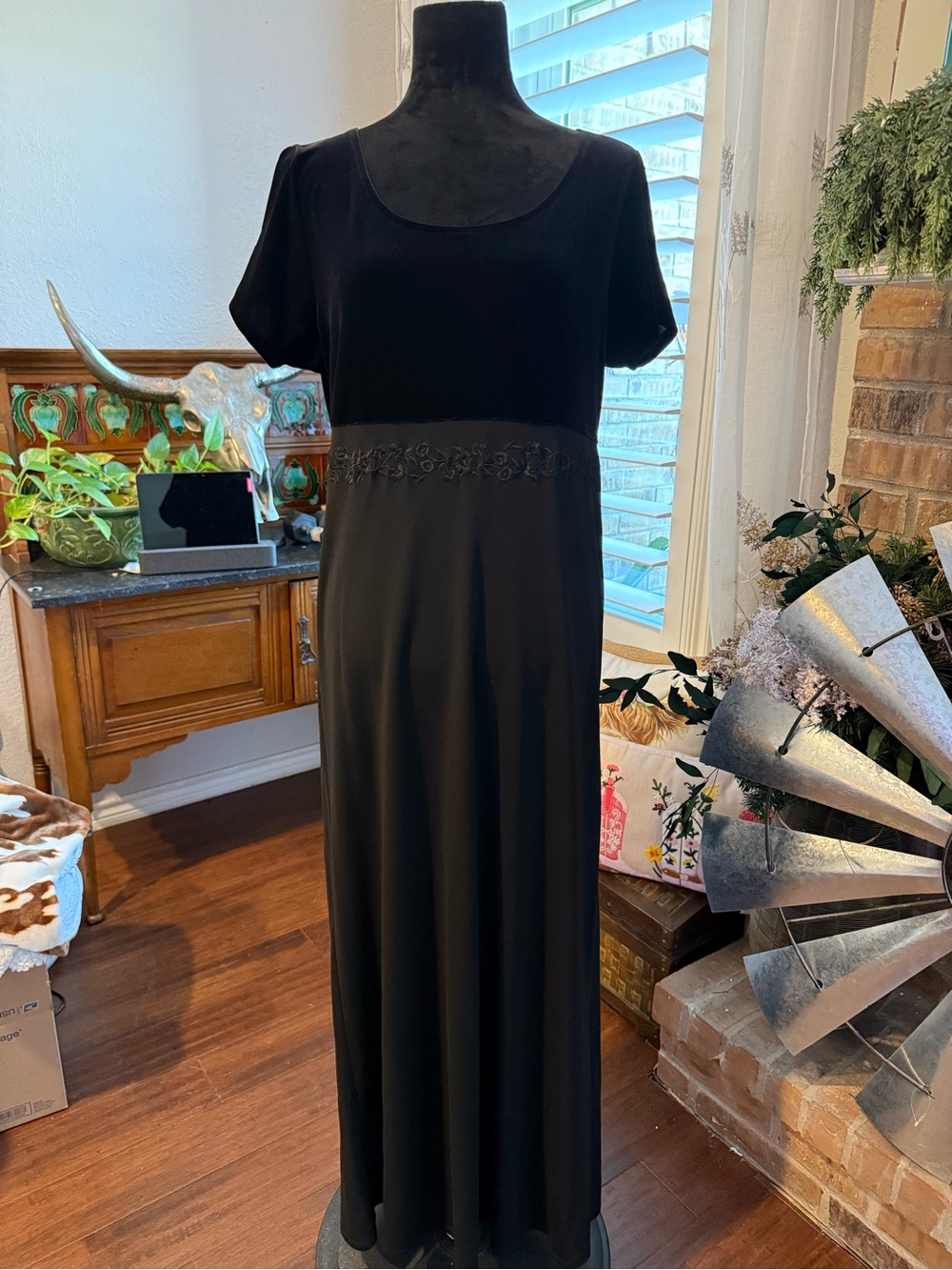 Liz Claiborne Womens XL Black Maxi Dress Embroidered Waist Short Sleeve Elegant